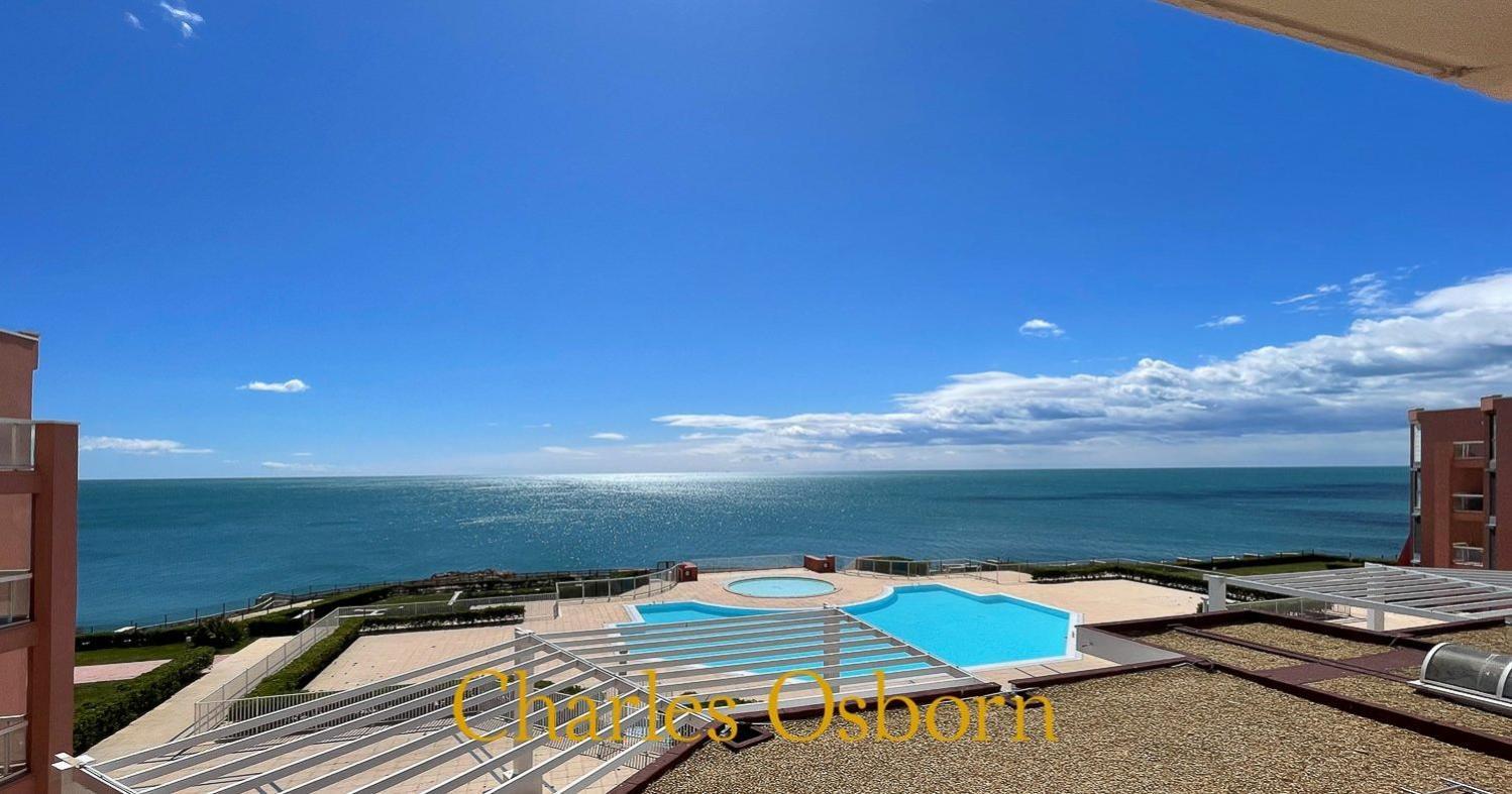 Au Cayenne, Terrasse Et Vue *